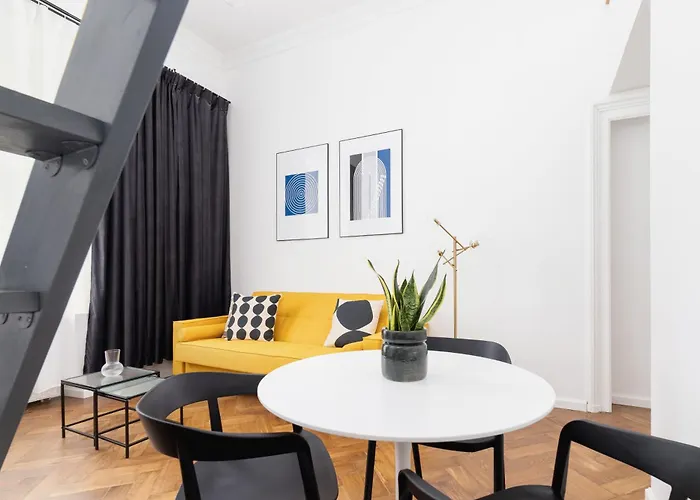 Main Square - Modern - 7 Gertrudy Street *