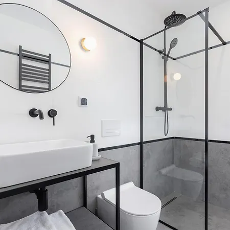 Main Square - Modern - 7 Gertrudy Street